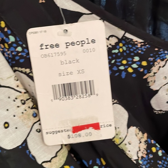 Free people, newest tags, black and white flowered blouse, size extra small - Picture 5 of 8
